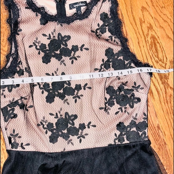 Elegant Black Floral Dress - Picture 9 of 11